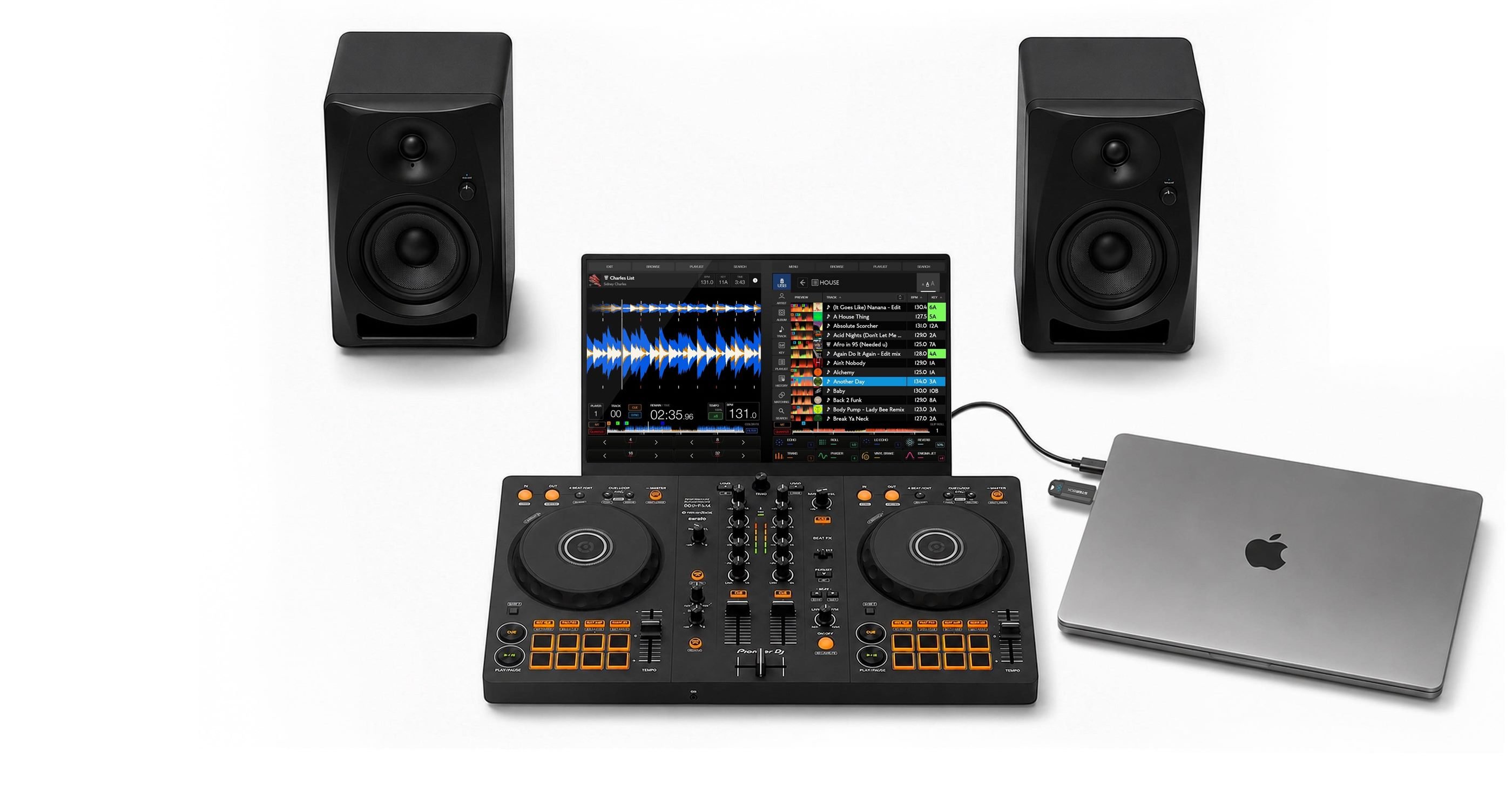 Le logiciel Stembox affiché sur un écran en studio, avec un controller DJ